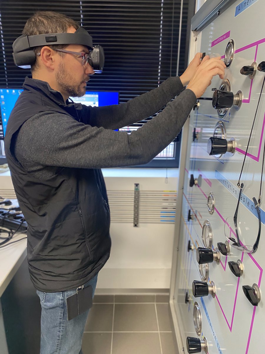 This morning we were at the Rice (@GRTgaz Innovation Centre). With the Lynx R-1 headset, a remote expert assisted a teammate on a calibration procedure. Full video available next Tuesday. #mixedreality #AR #VR #augmentedreality #virtualreality