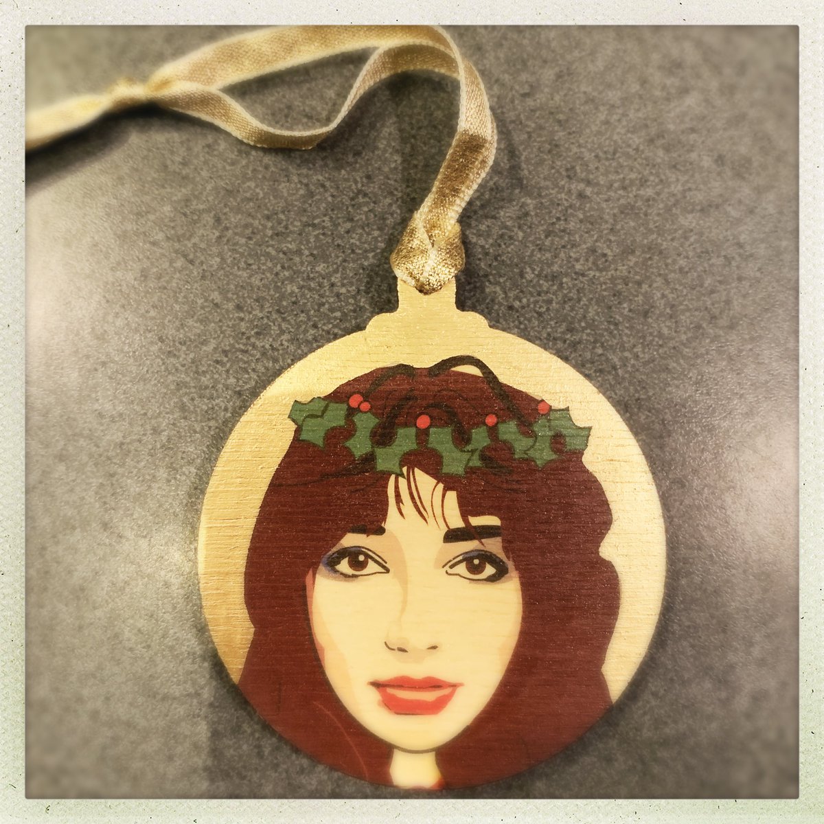 I think we can all agree that this #katebush bauble by @wotmalike will make december magic again @chrisblackmore @vinyl_librarian thanks @SoniaTRizzo 😘