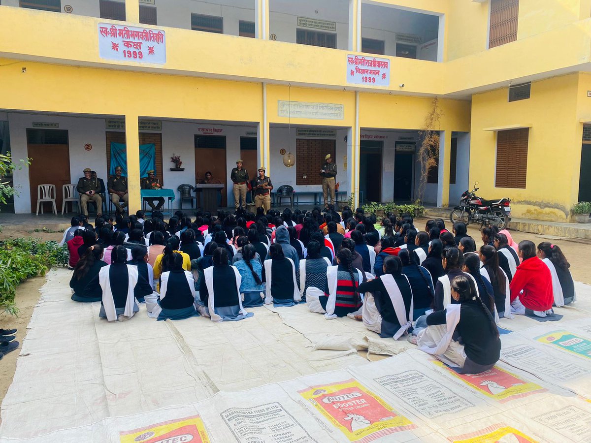 moth_police's tweet photo. गौराबाई कन्या इंटर कालेज मोंठ मे जनजागरुकता कार्यक्रम किया गया। श्री संजय कुमार गुप्ता थाना प्रभारी मोंठ व अति0 निरी0 विनय दिवाकर व उ0नि0 मुसाहिब हुसैन व महिला आरक्षी द्वारा महिला सम्बन्धित हेल्पलाइन नंबर्स व WCSOद्वारा प्रेषित बुकलेट का व्यापक प्रचार प्रसार कियागया@jhansipolice https://t.co/58noiCc8tf