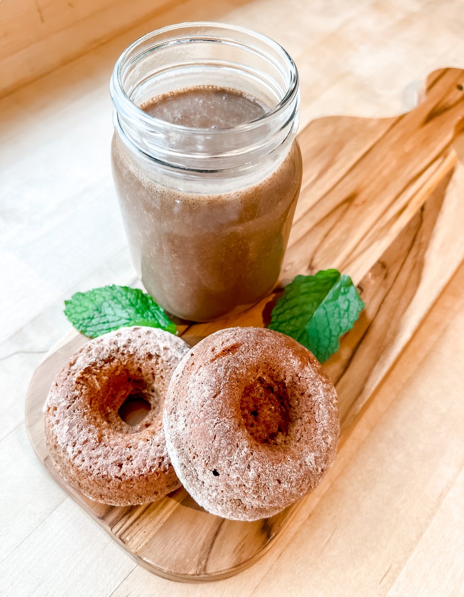 organickrush's tweet photo. The holiday season is here! Our favorite specials are back just in time for the season. Make sure to stop in to welcome back our delicious Peppermint-Chocolate Smoothie and Gingerbread Donuts!🌲#gingerbread #donuts #glutenfree #holidayseason #holiday https://t.co/CS9I5C8Xzt