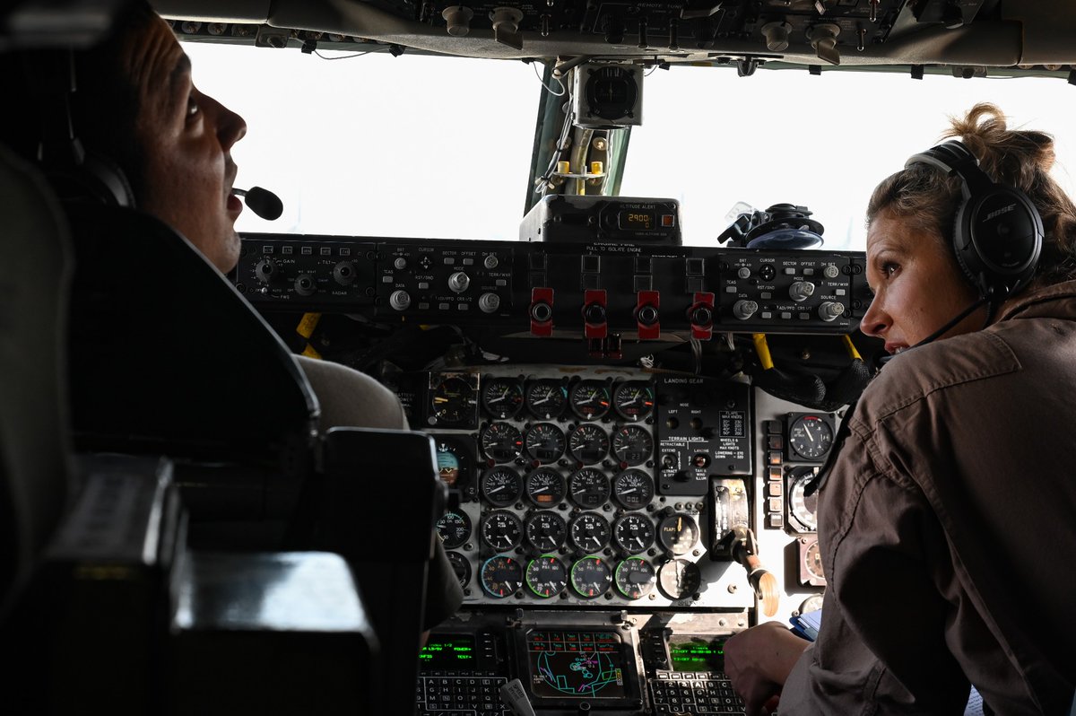 US_TRANSCOM's tweet photo. Contact! ⛽
@usairforce airmen refuel French aircraft during a joint exercise in the @CENTCOM AOR. Tankers allow U.S. and partner nation aircraft to remain in the air for longer durations.
@HQUSAFEAFAF @MacDill_AFB @AirMobilityCmd @Armee_de_lair @grandslamwing https://t.co/PTXPkWaDVu