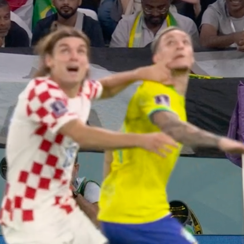talkSPORT's tweet photo. Antony is getting more and more frustrated as he gets fouled on two occasions in quick succession by Borna Sosa

#HRV #BRA #FIFAWorldCup