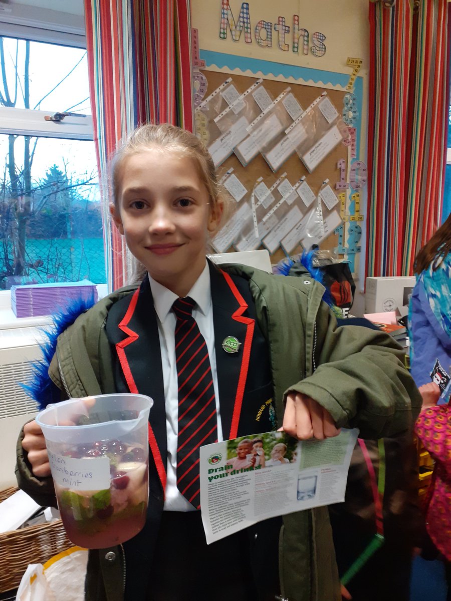 Well these 2 did a fab job of spreading the #healthyhydration message to their school community by handing out festive #fruitwater tasters @HowardElford Christmas fair this afternoon. Great work girls @phunkyfoods