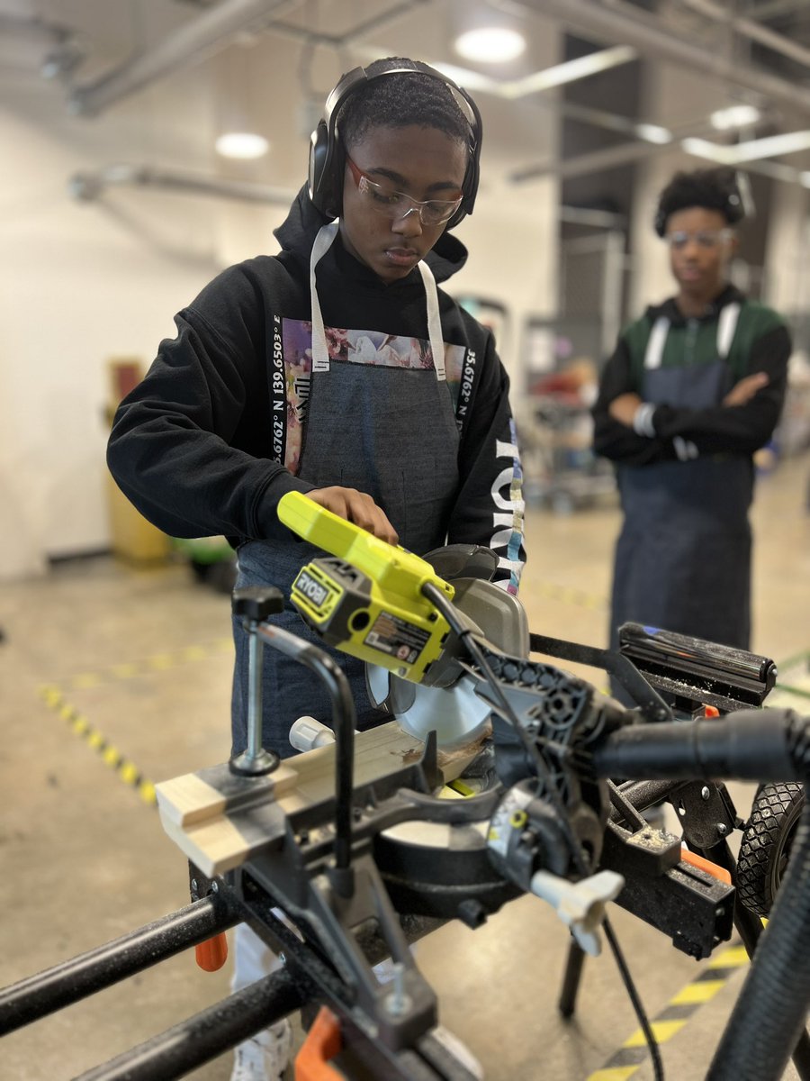 steamtruck's tweet photo. Hands-on, project based learning is at the core of every piece of #SteamTruck curriculum. This week our students at Global Impact Academy are building displays for their sneaker project. #handsonlearning #projectbasedlearning #snipesserves #maker #education #steam #steameducation https://t.co/3YWIwLqf4Y