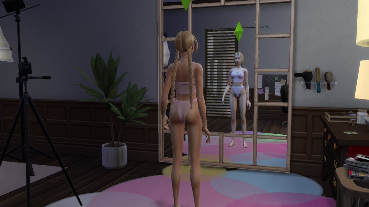 Jessica loves only two thing more than herself: the camera and the mirror
#showusyoursims #thesims #TS4