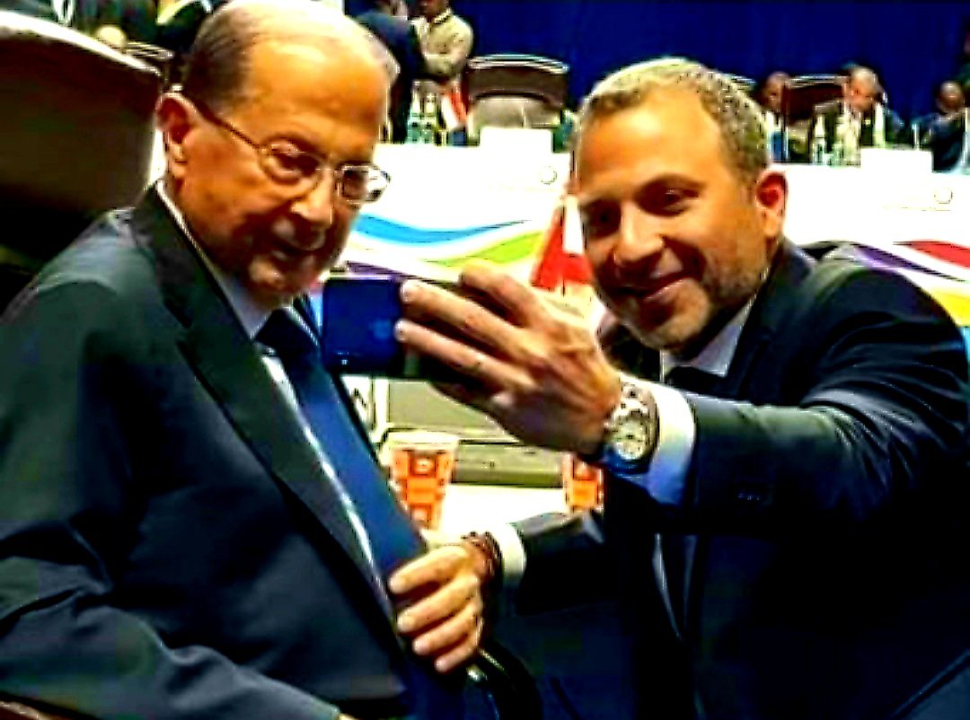 #الجبهة_السيادية_من_اجل_لبنان
هل من الجائز ان يبقى هؤلاء الذميين يسرحون ويمرحون ويهددون السلم الأهلي بلغة طائفية متعصبة بتلعي النفس، ألا يوجد رجال في لبنان يضبوا هالجوز واحد بالعصفورية والتاني بالسجن قبل ما يورطوا البلد بمصيبة
نعم ميشال وصهره يسعون لحرب اهلية بعدما تيقنوا نهايتهم