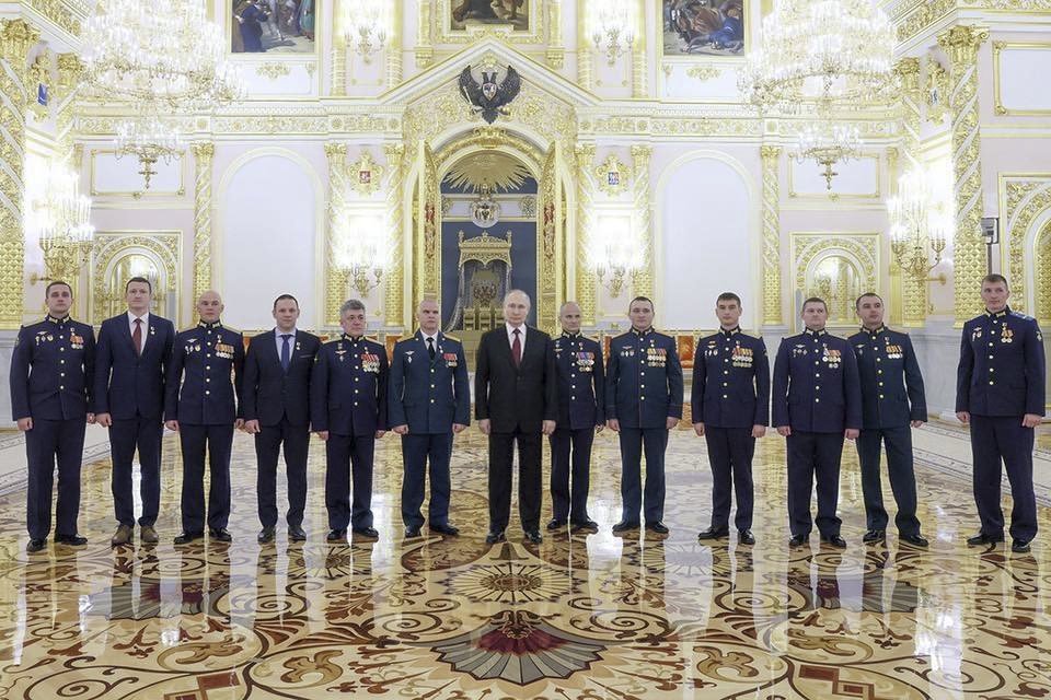 Где они эти карликовые войска вообще набирают? Они до педалей в танке вообще достают?