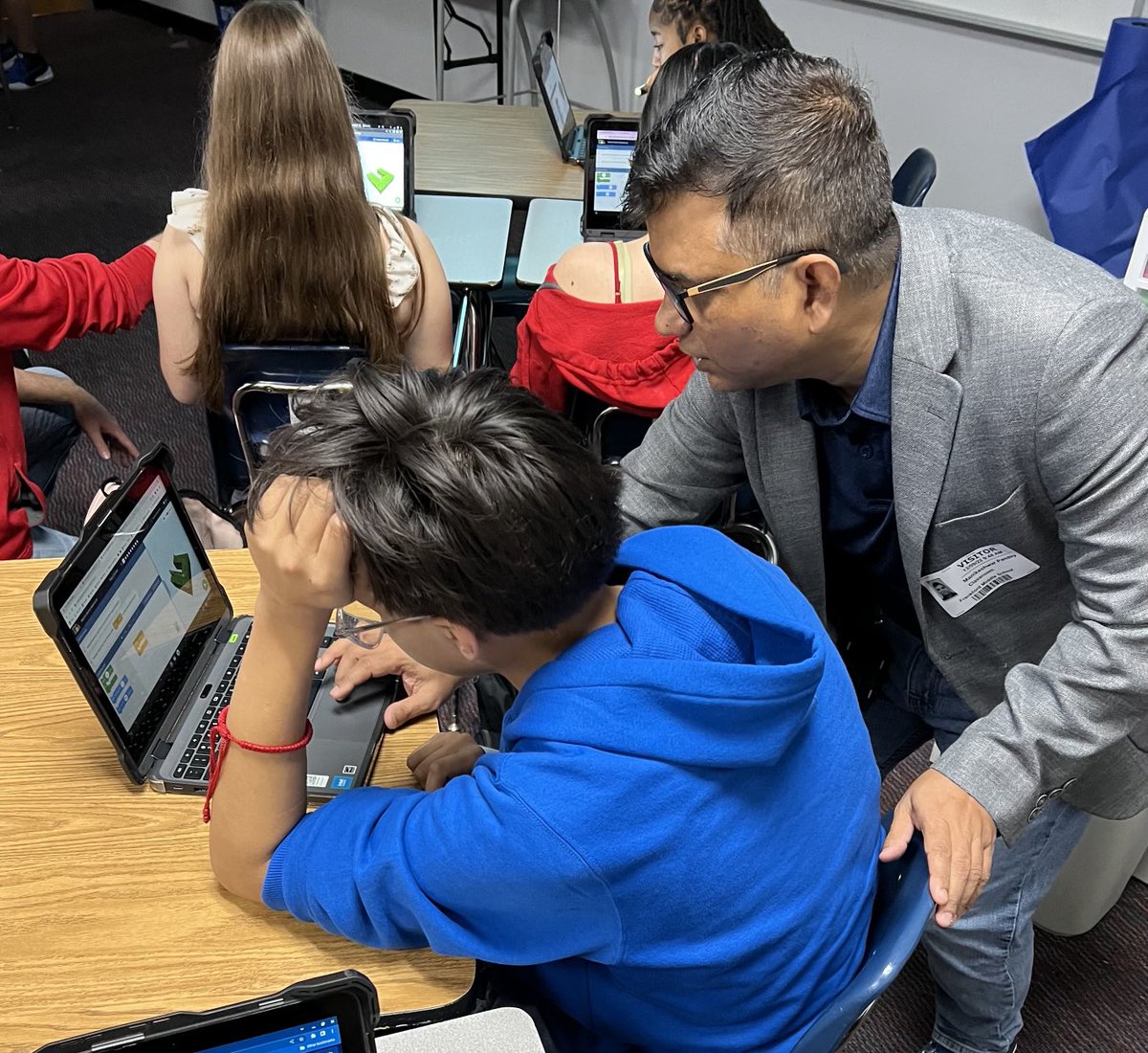 dan_blier's tweet image. More ⁦@USAA⁩ volunteers ⁦@Plano_Schools⁩ ⁦@FMS_Plano⁩ for Hour of Code.  #CSEdWeek2022.  ⁦@dfwcsta⁩ ⁦@csteachersorg⁩ #code