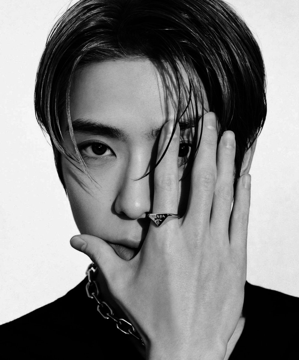 Jaeffery's tweet photo. As you witnessed these pictorials, I believe you are in torn between two choices; whether you still want to dream of having a good boy as your boyfriend or bad boy who can bring heaven to you. But no worries, I can be both. (Prada Fine Jewelry collections : Eternal Gold) https://t.co/tjhQcisqIo