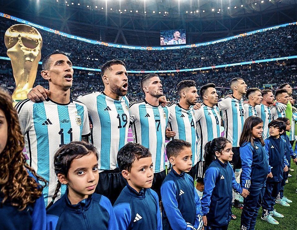 sudanalytics_'s tweet photo. 🇦🇷 HAY EQUIPO: Dibu; Molina, Cuti, Otamendi, Lisandro, Acuña; De Paul, Enzo, Mac Allister; Messi, Julián. https://t.co/2r5Pl0HDXb
