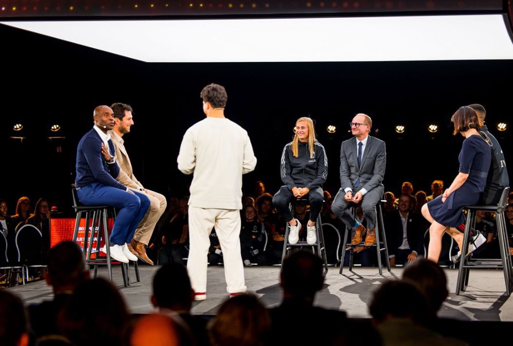 #𝙁𝙡𝙖𝙨𝙝𝙗𝙖𝙘𝙠𝙁𝙧𝙞𝙙𝙖𝙮 
￼
Il y a quelques semaines, j’ai participé à l’inauguration du tout nouveau Proximus Basecamp à Tubize ✨

Fait amusant: ensemble avec Adrien Doliment, ministre des infrastructures, nous avons gagné le quiz ! 🏆
￼
￼