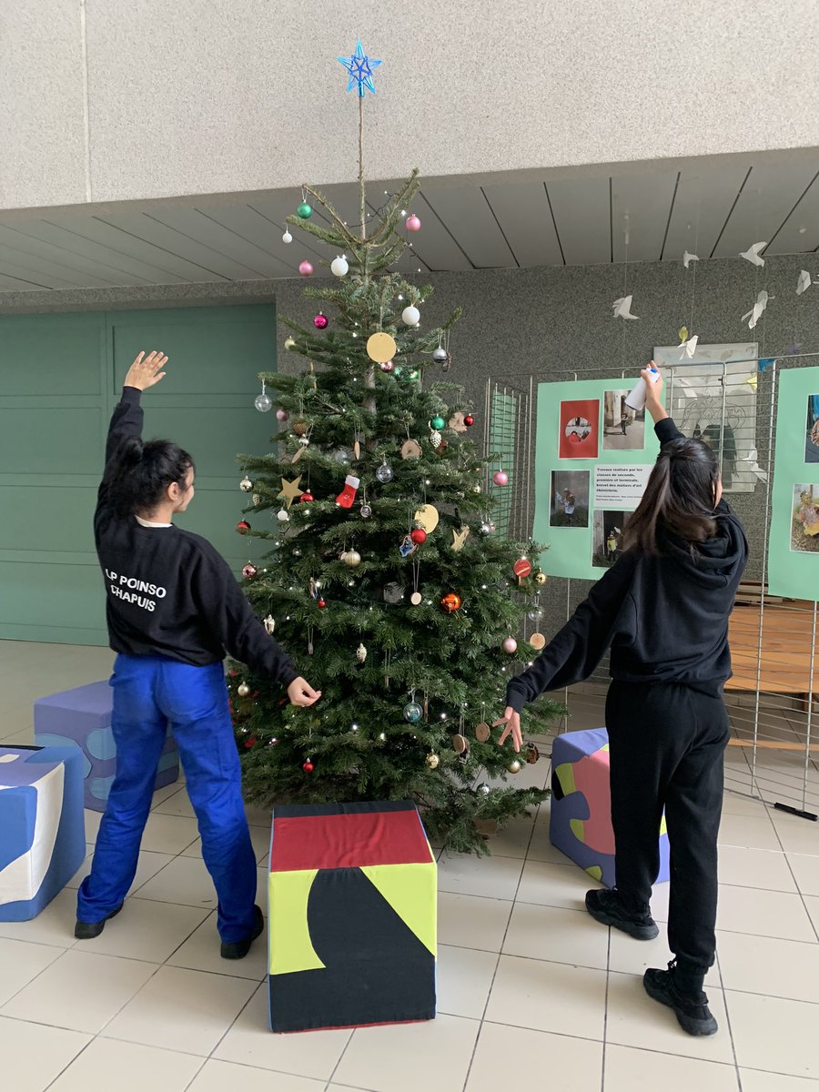 LyceePoinso's tweet photo. Finalisation de la déco du sapin par les élèves de 2nde bac pro ERA (agencement), étoiles et cercles faits maison 🤩 https://t.co/KoQPk0XeUs