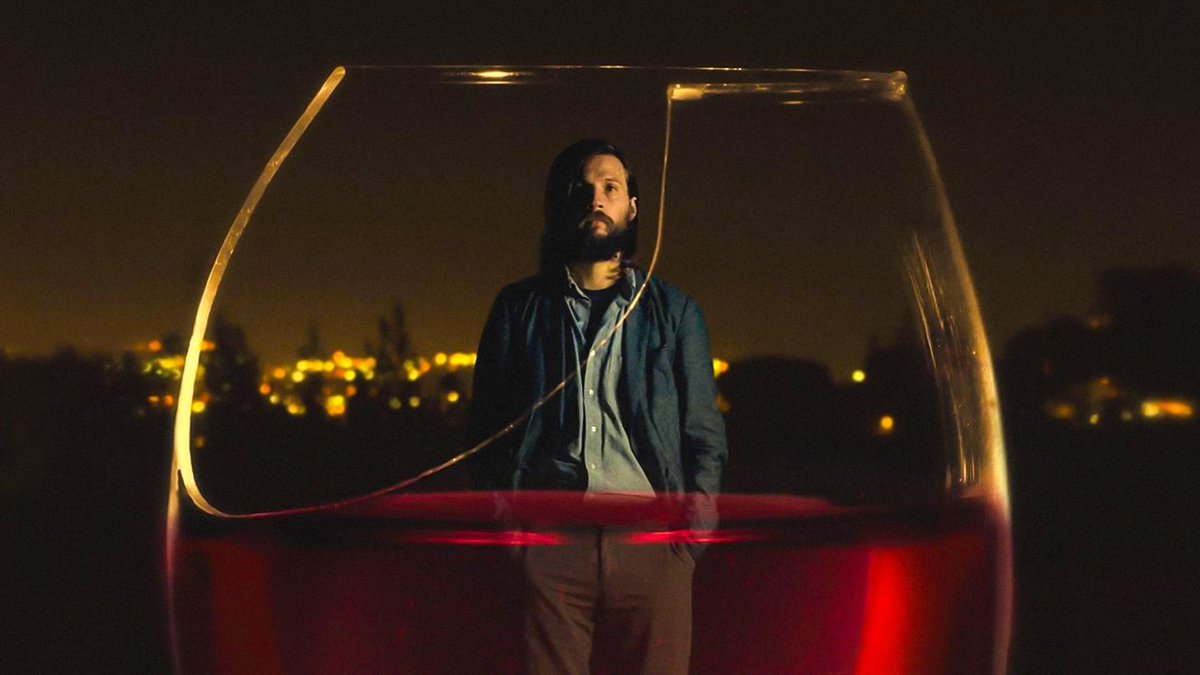 #TheInvitation ist ein spannungsgeladener Psychothriller über eine Dinnerparty zum Fürchten. Regisseurin Karyn Kusama setzt das sich hier offenbarende unwegsame Gelände zwischen Trauer, Paranoia und Entfremdung gekonnt in Szene. Bei <a href="/RakutenTV_DE/">Rakuten TV DE</a> rakuten.tv/de/movies/the-…