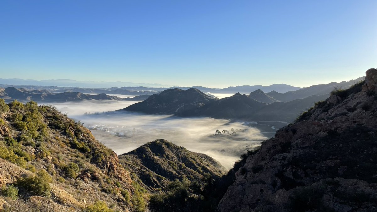 Dr_Sprinky's tweet image. Fog laying in Cornell, CA from Kanan Road between Tunnels. Moisture trapped under sharp inversion often seen in winter. 8Dec2022.#SMMNRA #CAwx