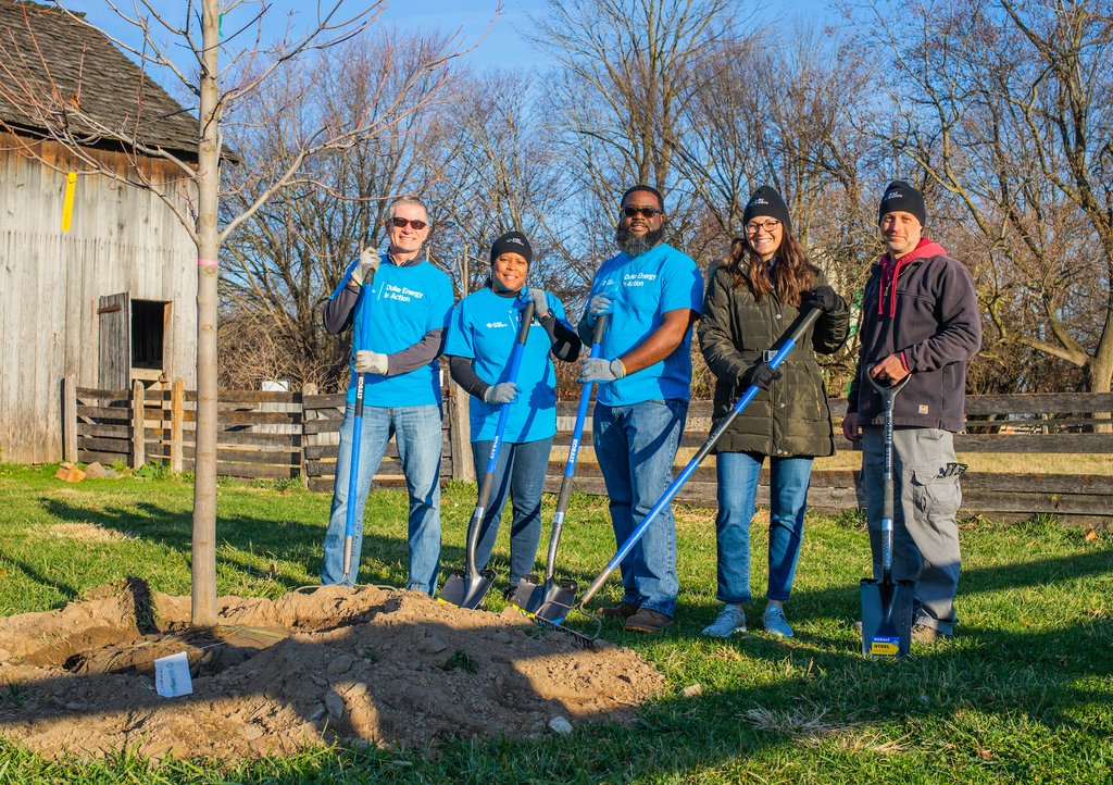 ConnerPrairie's tweet photo. 🔔 New Blog 🔔
“Conner Prairie and @DukeEnergy Advance Sustainability Mission with Tree Planting at the Museum" https://t.co/O10pRVENRi
#ConnerPrairieBlog #ConnerPrairie #ExploreCP #DukeEnergy #ShorelineStabilization https://t.co/lOIyk5tDSR