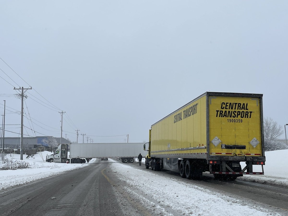 VDCphotoNEWS's tweet photo. Semi truck stuck trying to get up a slope at @SamsClub in Waukesha blocks North &amp; Southbound traffic as snow continues to fall https://t.co/z290Wz1GNZ