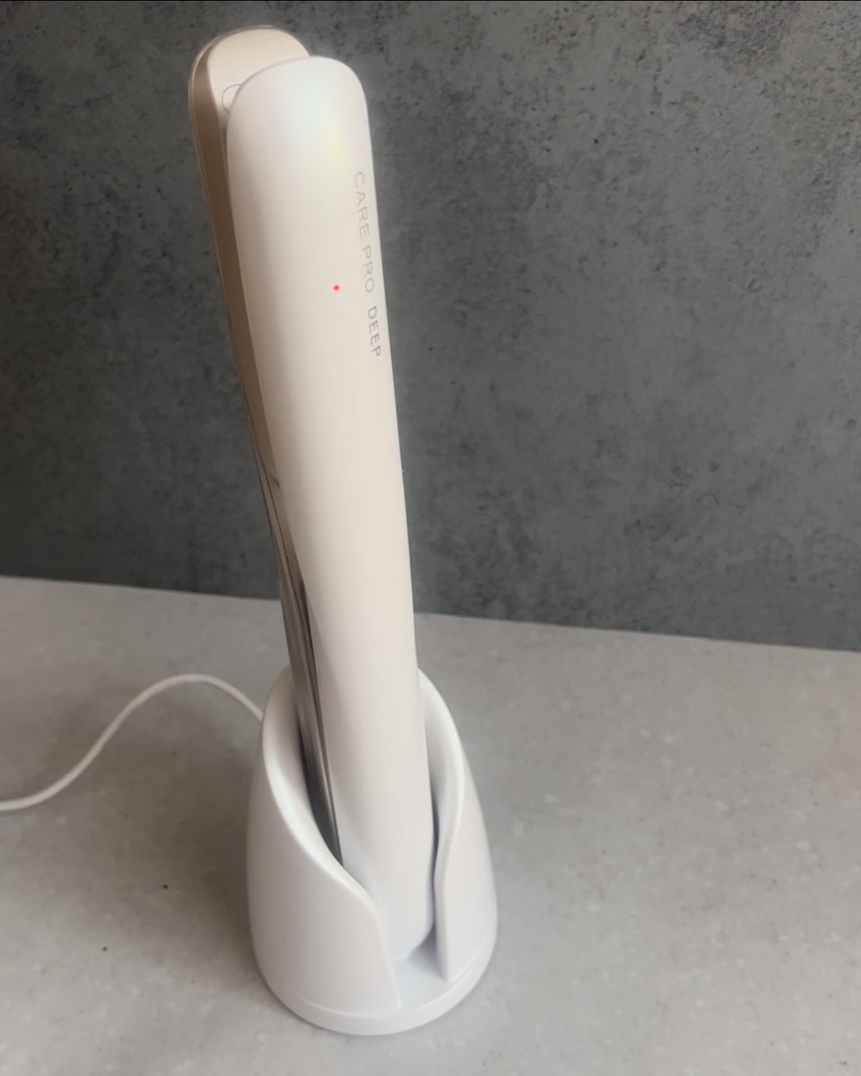 3xxdd's tweet photo. トリートメント用の超音波アイロン！
防水だからお風呂で使えるし使うトリートメントはなんでもOKみたい
自宅でとぅるん髪体験できるの嬉しい…
私だったらクリスマスプレゼントに貰ったら歓喜しますオススメ🎄

#careprodeep #ケアプロ #carepro https://t.co/XBhL4GEBIk
