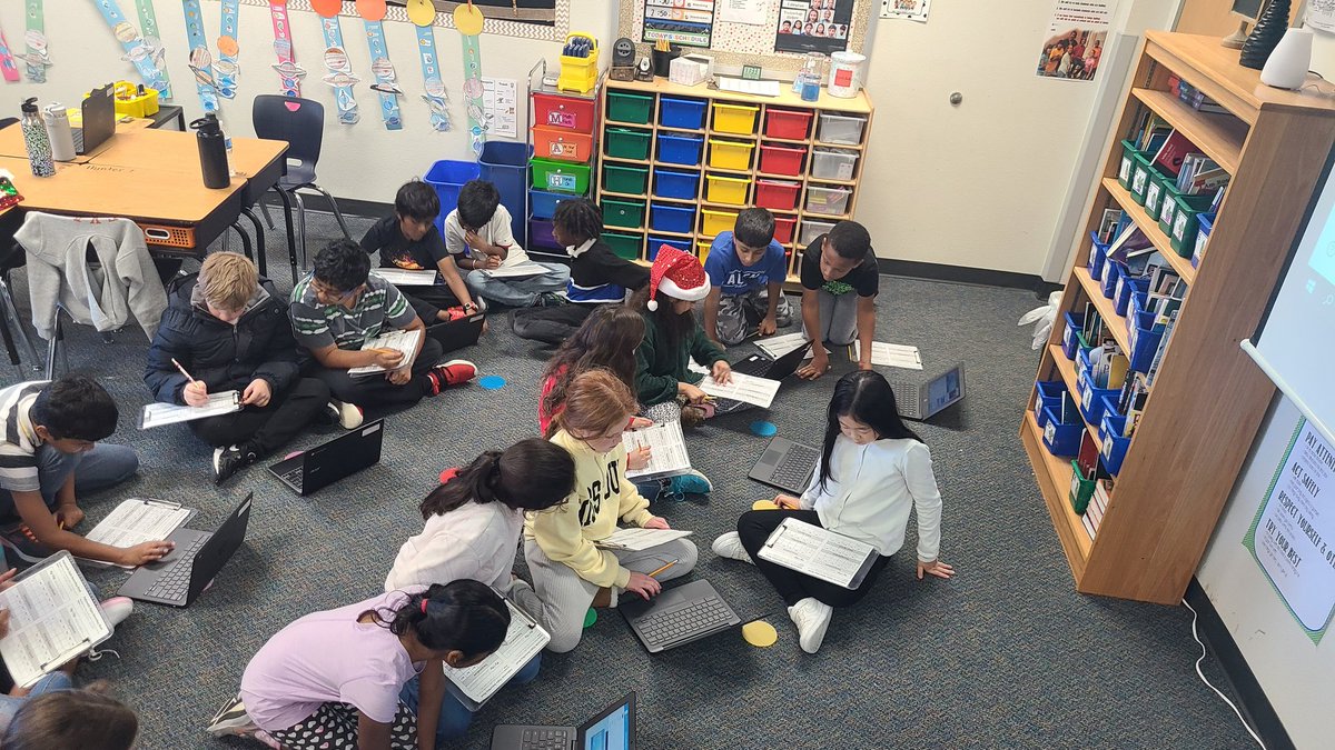 AmandaGoode_80's tweet photo. Look at there meteorologist tracking the weather. 
@allenelem 
#getyourlearnonaes
#fisdmadetoshine
@allenwalton
#ourallenlegacy https://t.co/RqkhkVALaa