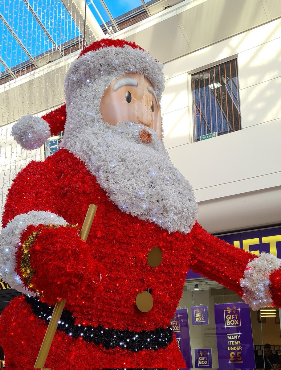 MuslimNetworkYP's tweet image. Christmas is coming, enjoy seeing all the fab decorations when shopping 😁