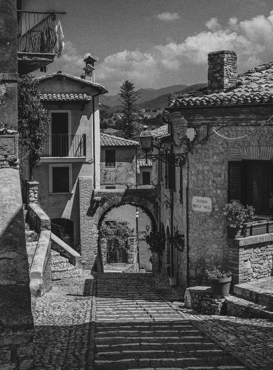 𝑷𝒍𝒐𝒕/𝑯𝒊𝒔𝒕𝒐𝒓𝒚

Na pequena província de Lazio na Itália, morava a jovem cozinheira Jane Müller, que tinha as noites de sono atormentados pela figura de um Íncubo insaciável, do qual acabou por engravidar e dar a luz a uma criança batizada como Gabriel Giornno Müller.

+