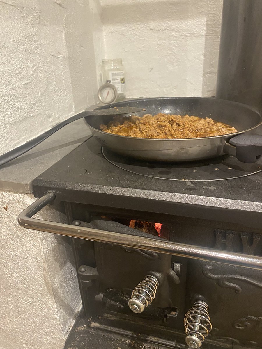 Man får tacka för spisen man valde i nya köket (har elspis oxå) när elen är en bristvara och dyr som… Fredagstacon är på g 😁 #vedspis #fredagsmys