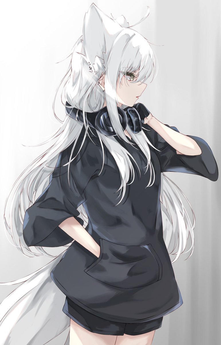 FateIsBullcrap's tweet photo. Music, I don’t listen to it very often. Yet I should, it’s so complex and relaxing to listen to.

#sfwRp #Rp #LewdRP #NsfwRp https://t.co/WmY4syiqDy