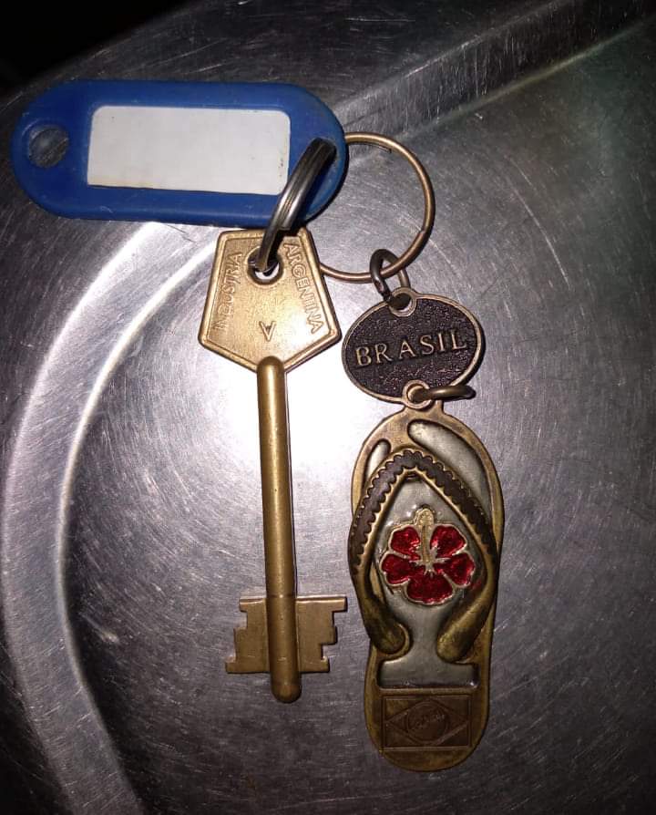 Encontré estas llaves, seguro se habrán quedado afuera.