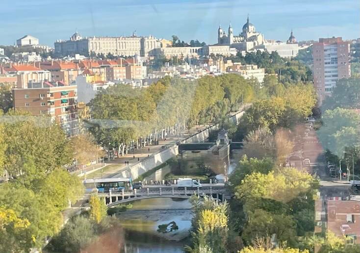 caminosmadrid's tweet photo. De puente a puente nos lleva la corriente… ¿desde qué medio de transporte madrileño podemos disfrutar de esta hermosa vista panorámica?
#Viernesdepuentes con #AdivinaCaminosMadrid 😜 https://t.co/Foql16PNEL