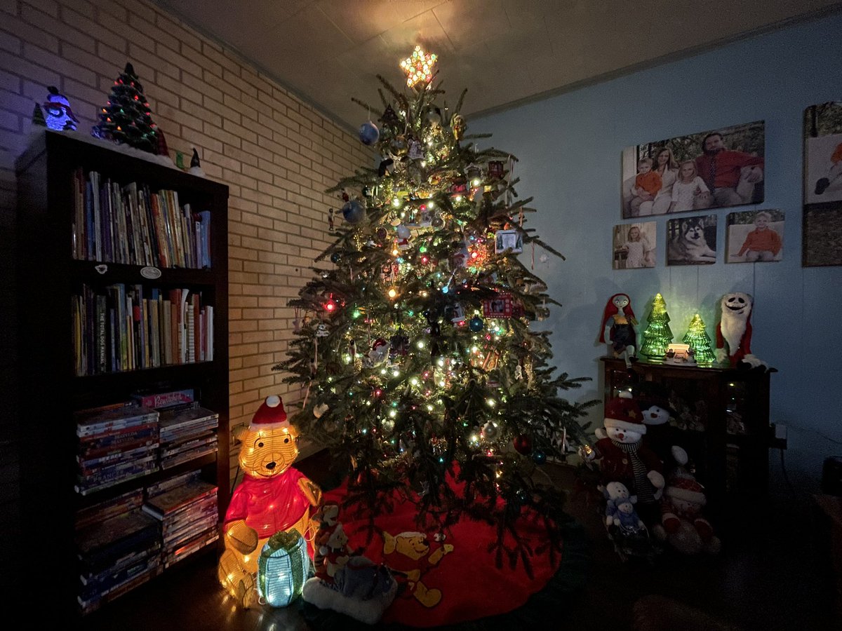 Michicanner's tweet photo. Ahhh, my peaceful area, all of my favorite things. 💯 wholesome, why do you ask? 😅🎄❄️🎅🏻🤶🏻☃️🎄 @gayguycandleco #ChristmasTree #SoBasic https://t.co/9M314C5VNC