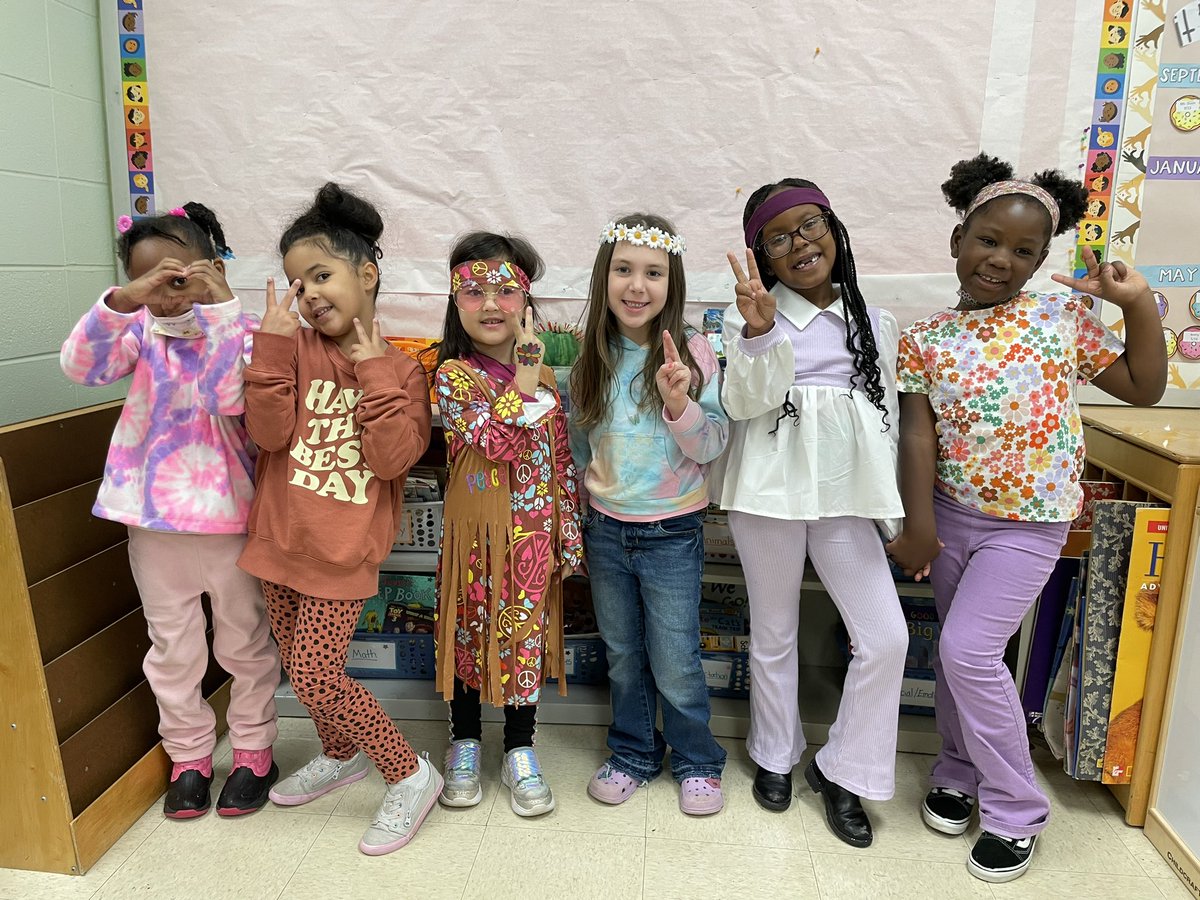LindenSchoolOne's tweet photo. We are having a ✌🏼G R O O V Y ✌🏼 Friday celebrating the 60th (ish) Day of School. ☮️ #schooloneisfun @LindenSchoolsNJ @RGT_EdD #LindenCelebrates https://t.co/Wr2fVX9ZDD