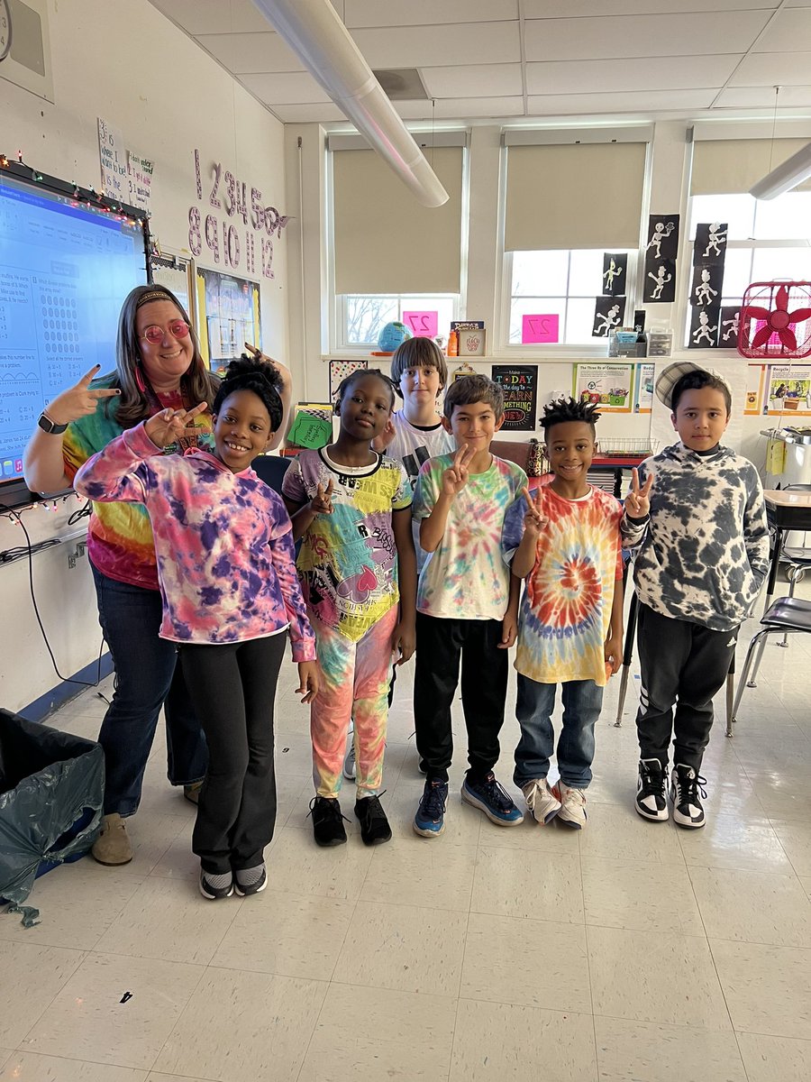 LindenSchoolOne's tweet photo. We are having a ✌🏼G R O O V Y ✌🏼 Friday celebrating the 60th (ish) Day of School. ☮️ #schooloneisfun @LindenSchoolsNJ @RGT_EdD #LindenCelebrates https://t.co/Wr2fVX9ZDD