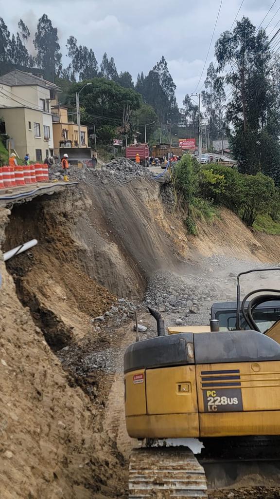 Estamos en sitio Km 7 verificando trabajos por parte del <a href="/MTOP/">martin topley</a>
Autoridades están trabajando en un relleno de 6000 m3, trabajarán durante las siguientes 24hrs ininterrumpidamente.
<a href="/CapturAzuay/">CAMARA DE TURISMO DEL AZUAY</a> <a href="/AsoHotelAzuay/">ASOCIACION HOTELERA DEL AZUAY</a>