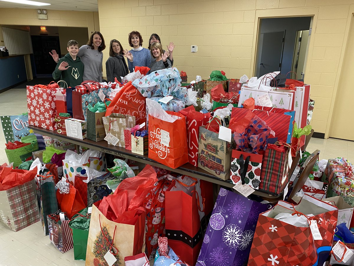 StElizAnnSeton's tweet photo. A little snow storm won't stop these elves from sharing the incredible generosity of the Seton community. ☃️❄️Thank you to everyone who supported the Advent Giving Tree🎄and prayers to all who will receive these gifts. #followjesusserveothers🙏🎅 https://t.co/58xsGY67Jd