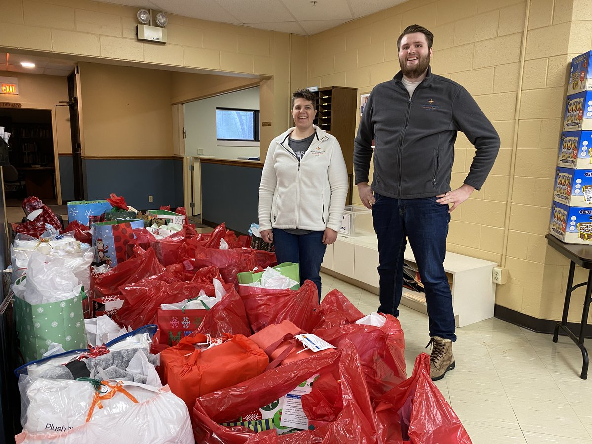 StElizAnnSeton's tweet photo. A little snow storm won't stop these elves from sharing the incredible generosity of the Seton community. ☃️❄️Thank you to everyone who supported the Advent Giving Tree🎄and prayers to all who will receive these gifts. #followjesusserveothers🙏🎅 https://t.co/58xsGY67Jd