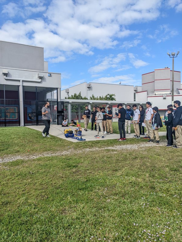 AdamsonHDMM's tweet image. Prototype 1 launch today. Students testing fin shapes/sizes, nose cones, center of mass, etc. as variables. #STEMis @HDMcMillan