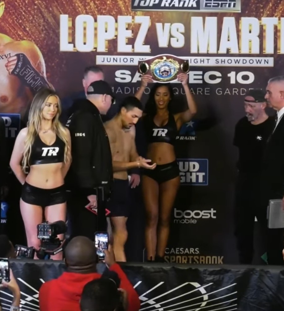 BoxingVitals's tweet photo. #TeofimoLopezJr at the weigh-ins with a #WonkaBar and the Golden Ticket
#LopezMartin #boxing #boxeo
#toprankboxing https://t.co/pG5wDA0NDf