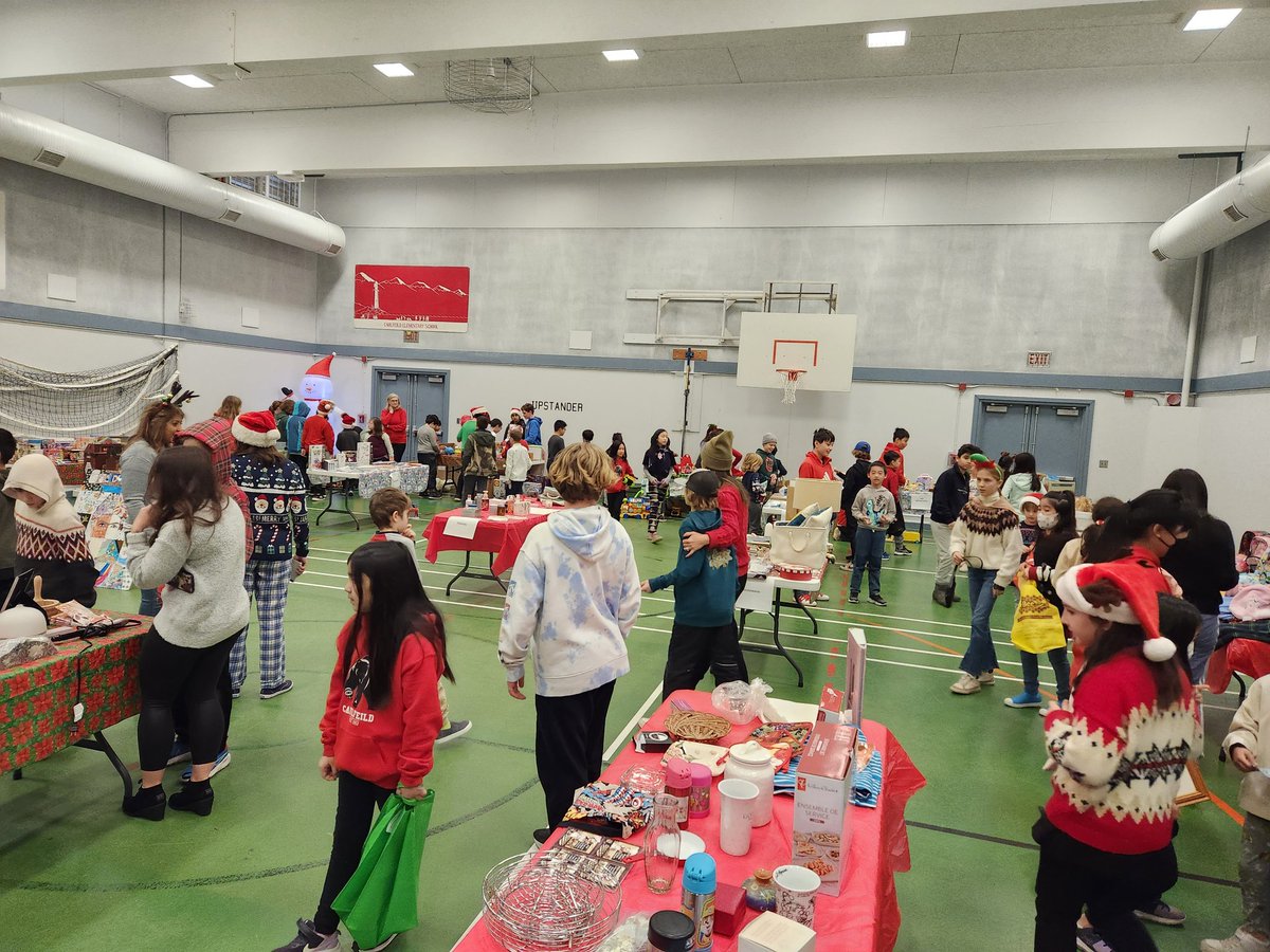 CaulfeildSchool's tweet photo. It's the annual Santa Sale at iDEC! Thank you to our CPAC and parent volunteers, as well as @Ms_Lefeaux  and the Local Initiatives Club for making it happen! @WestVanSchools https://t.co/93vMStSj9i