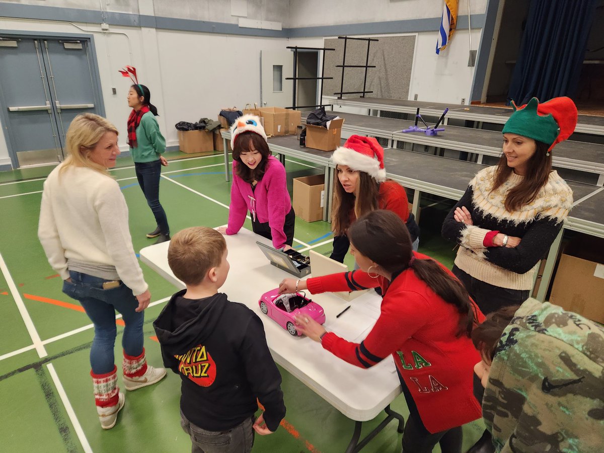 CaulfeildSchool's tweet photo. It's the annual Santa Sale at iDEC! Thank you to our CPAC and parent volunteers, as well as @Ms_Lefeaux  and the Local Initiatives Club for making it happen! @WestVanSchools https://t.co/93vMStSj9i