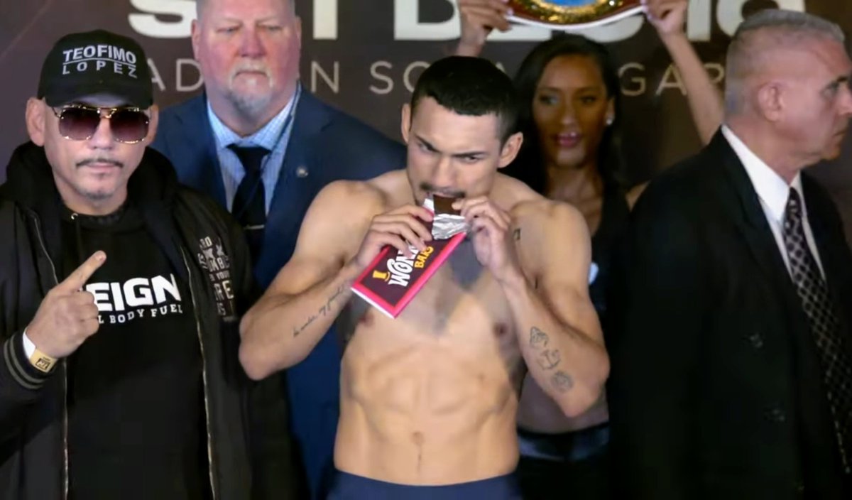 BoxingVitals's tweet photo. #TeofimoLopezJr at the weigh-ins with a #WonkaBar and the Golden Ticket
#LopezMartin #boxing #boxeo
#toprankboxing https://t.co/pG5wDA0NDf
