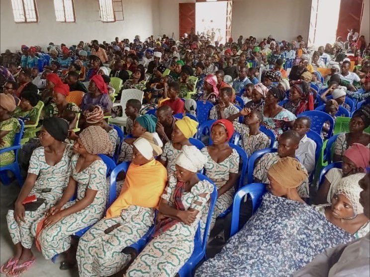 TrailheadInt's tweet photo. In Baraka, Congo, hundreds of community members gathered to celebrate the dedication of the church! Pastor Faustin Alobo is doing an outstanding job serving this area. 👏

#TrailheadInternational #Congo #ChurchPlanting https://t.co/0j6NbvdAX2