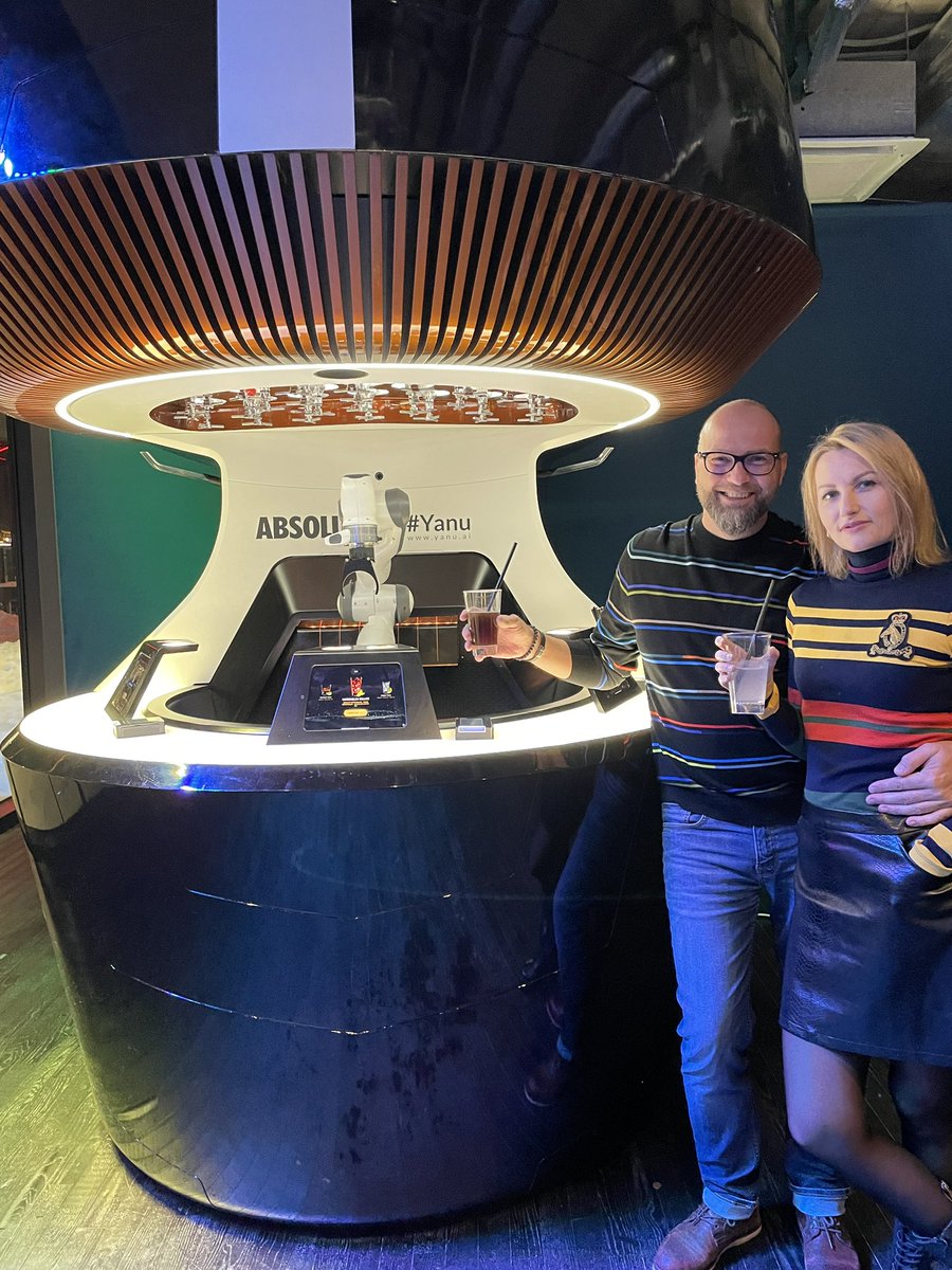 Today we start the feed from Yanu new showroom, introducing our guests. Here we go, a nice couple from Florida