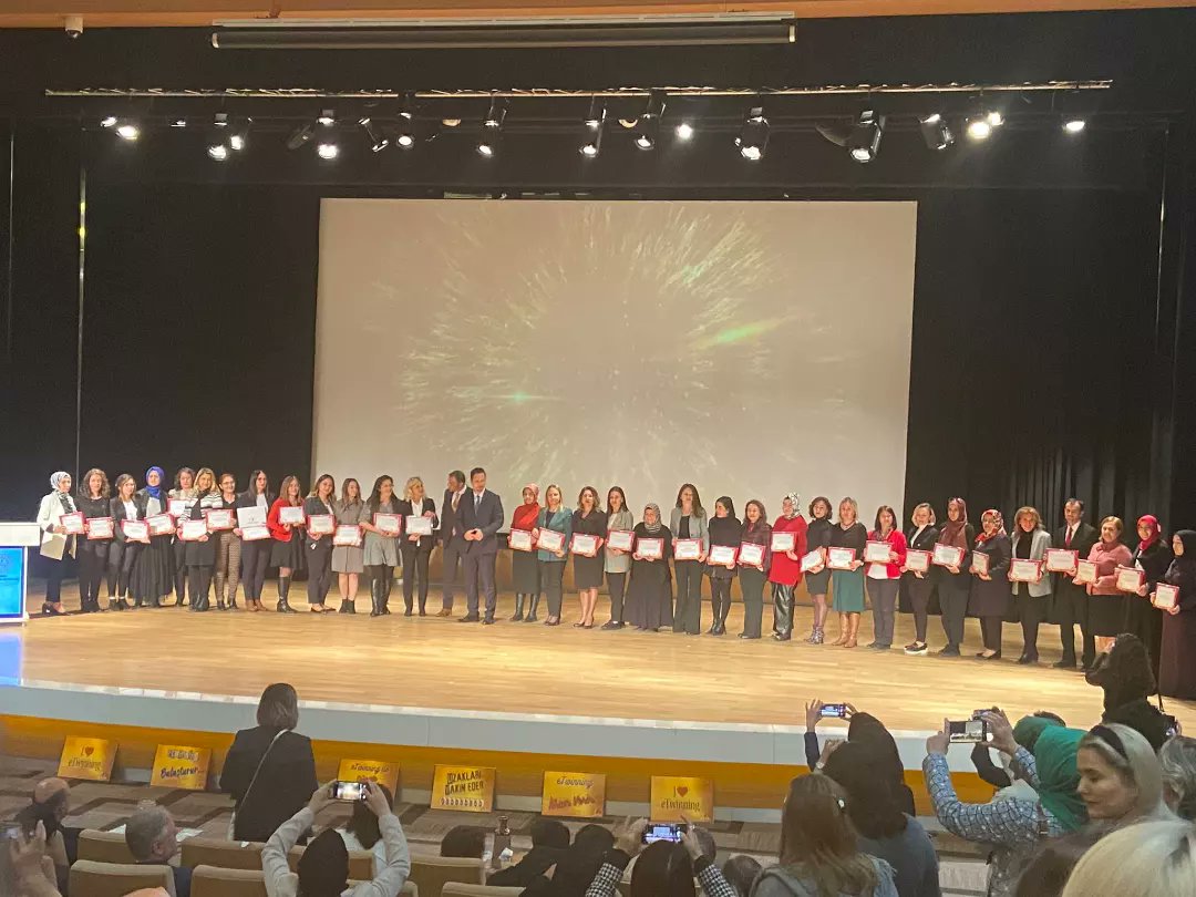 HaticeAKIROLU's tweet photo. Avrupa Kalite Etiketi almanın mutluluğu ve onurunu yaşadık✨ Her zaman destek olan @AhsenDoganay 'a Proje kurucularımıza, idarecilerimize velilerime destek olan herkese çok teşekkür ediyorum @MemKecioren @MemAnkara @hayrierisenio https://t.co/BzwA44zAJv