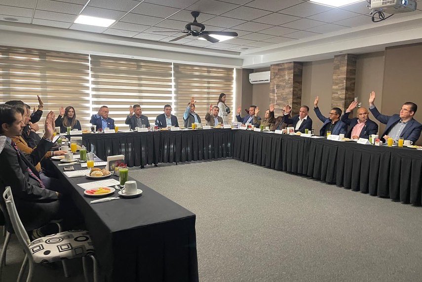 JavierCedenoS's tweet photo. Nos reunimos con integrantes del @cceemich para aprobarlo la entrega de un poder de dominio a nuestro Presidente @RaymundoLopezO para la adquisición de las nuevas oficinas de este organismo y del Centro de Negocios, mismos que se ubicará en Tres Marías. https://t.co/fK0en0dRaA