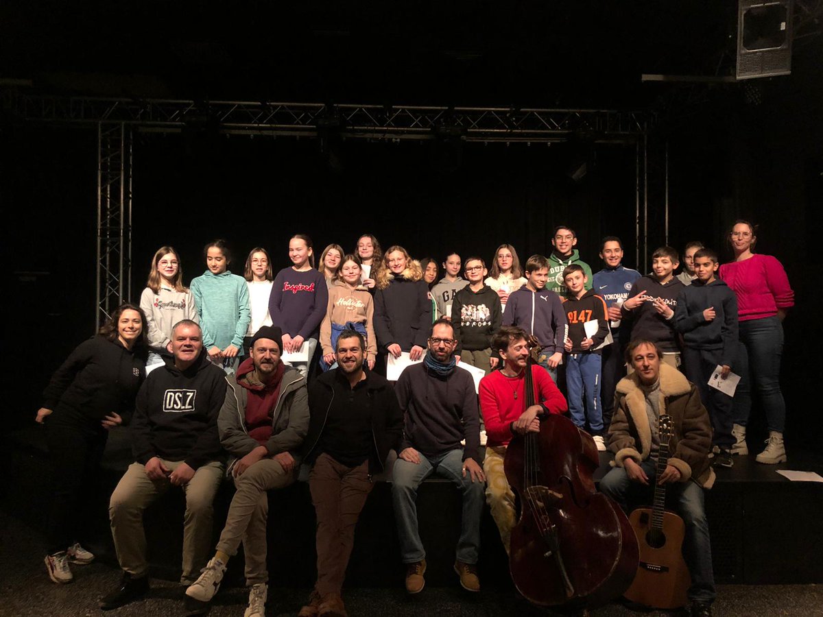 ploulaet's tweet photo. Une jolie rencontre aujourd'hui à @AstroOrleans entre ma classe orchestre et @DeboutsurleZinc ! Un partage humain et musical inoubliable ! #Orleans #astrolabe @edmus_OrlTours @CardieOT @leloiret @Orchestreecole https://t.co/5QDhxYcIPT