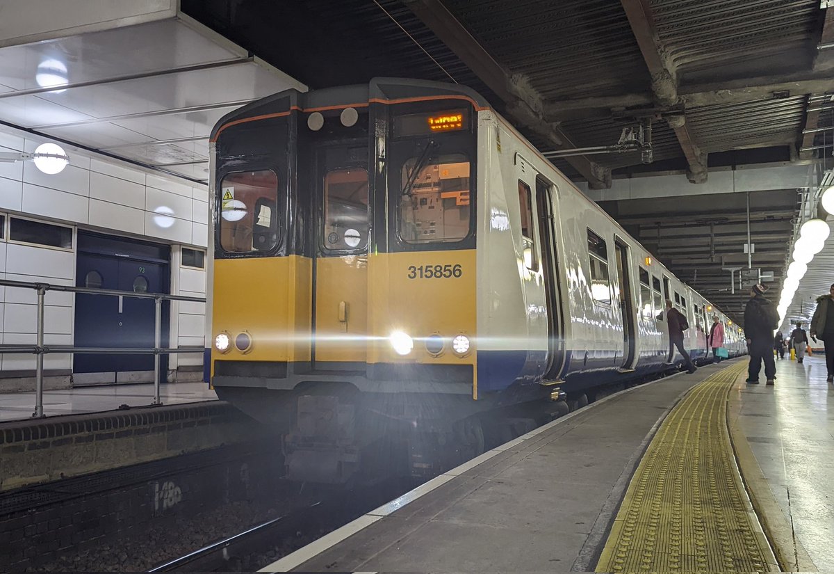 DownOnTheStour's tweet photo. Here we go. The last run of the Class 315โก
315856 & 315837 haul the final PEP service for MTR Crossrail. Lets get PEP thrash for one last time ๐ช
#DispatchersOfTwitter #RailwayPhotography #railwaytwitter #class315 #PEP #thrash #theend https://t.co/z1WQyZGcYm