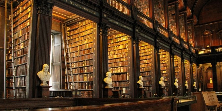 Seguimos nuestra ruta por Reino Unido e Irlanda. 
Stonehenge, el monstruo del lago Ness, Jack el Destripador... Muchas leyendas por descubrir, pero Charles ha tenido que sacarme a rastras del Trinity College.