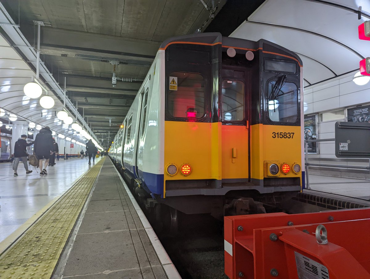 DownOnTheStour's tweet photo. Here we go. The last run of the Class 315โก
315856 & 315837 haul the final PEP service for MTR Crossrail. Lets get PEP thrash for one last time ๐ช
#DispatchersOfTwitter #RailwayPhotography #railwaytwitter #class315 #PEP #thrash #theend https://t.co/z1WQyZGcYm