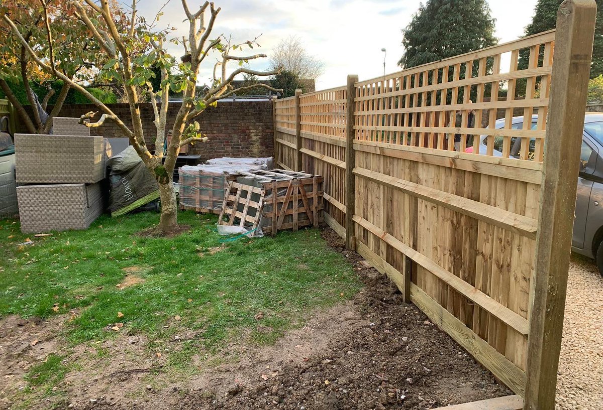 Battle project progress:

We have now completed the new 1.2m feather edge closeboard with 600mm trellis with a new gate and Cotswold stone driveway. We widened the driveway by around 3.6m allowing more access for car parking and removed the existing blocked paved drive