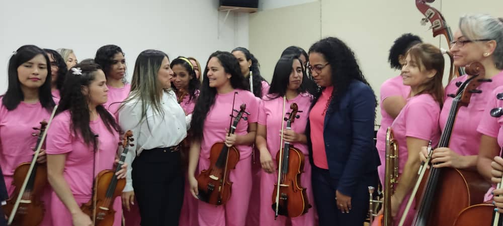 mirelct's tweet photo. Durante el acto de graduación de custodios asistenciales en la @AcademiaUNESP, contamos con la presentación de la Orquesta Sinfónica Penitenciaria del INOF, quienes con su talento y excelente repertorio deleitaron a los presentes. 

#NavidadEsAlegría @NicolasMaduro https://t.co/suilf2hXSZ