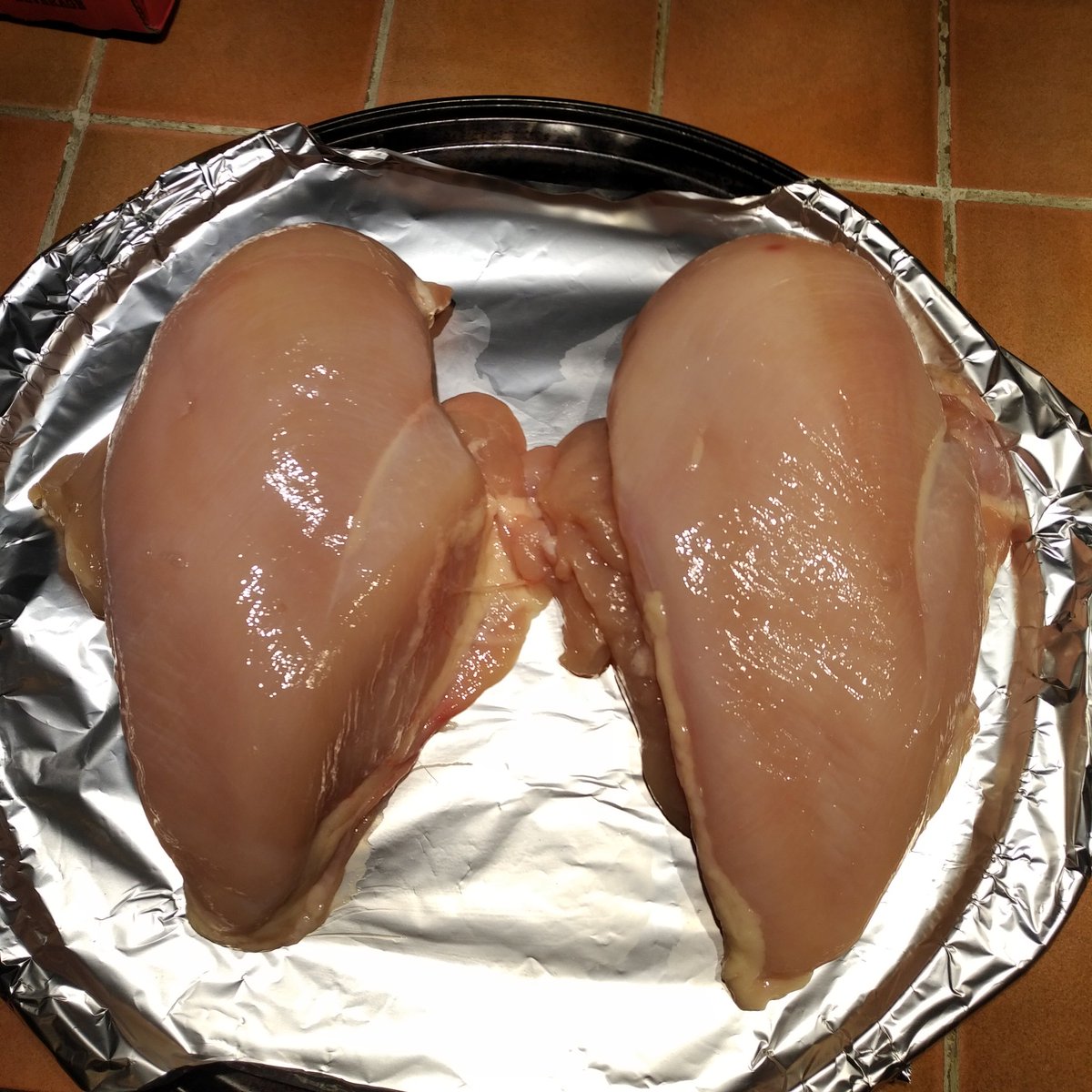 #whatthehalenda Check out the size of these chicken breasts. Quality over quantity! Thanks <a href="/HalendasMeats/">Halenda's The Meat People</a> #supportlocal
